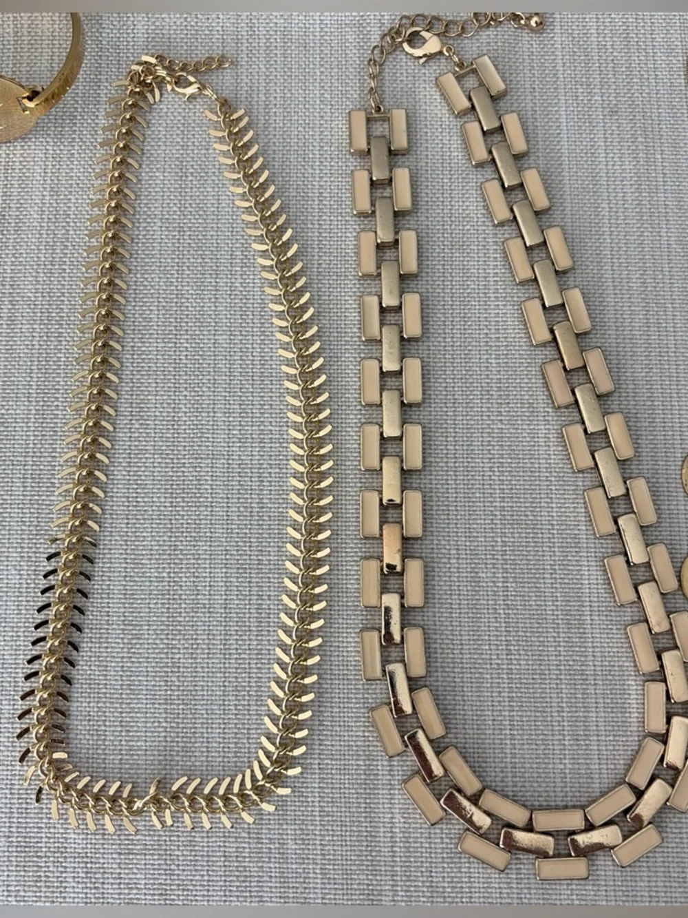 Jewelry lot Gold-Tone Bracelets, Earrings, Necklace - Women’s Statement Jewelry - Picture 4 of 5